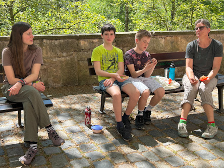 Radlergruppe auf Bank