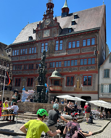 Radler auf Marktplatz in Tübingen