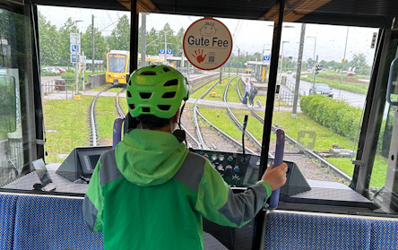 Junge mit Fahrradhelm blickt auf Steuer der U-Bahn in Stuttgart