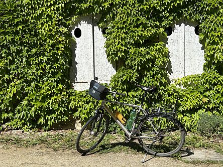 Le Domaine de Pomone in Woinville: Fahrrad im Innenhof