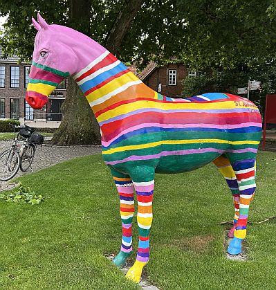 Bunte Pferdeskulptur am Rathausplatz in Steinfeld (Oldenburg)