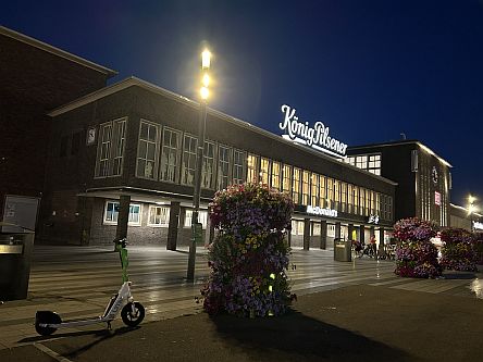 Duisburg Hauptbahnhof am späten Sommerabend