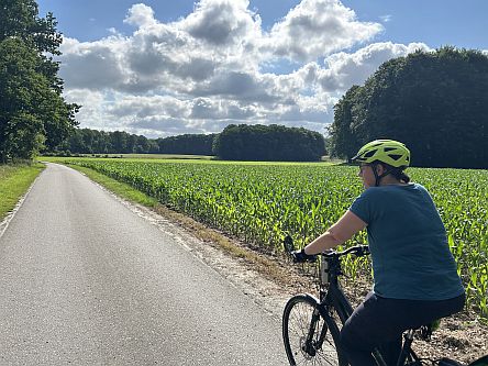 Radlerin im Wiehengebirge