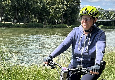 Radlerin am Mittellandkanal