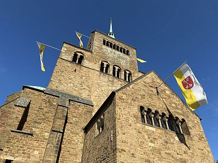 Dom zu Minden mit vatikanischen Fahnen