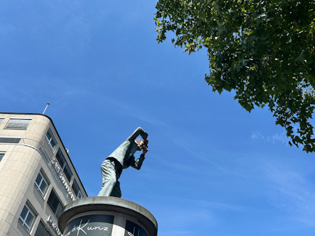 Kunst vor dem Düsseldorfer Hauptbahnhof