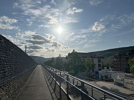 Welliger Radweg an der Bahn in Bingen