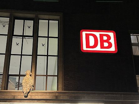 Düsseldorfer Hauptbahnhof bei Nacht