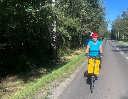 Radlerin an polnischer Landstraße
