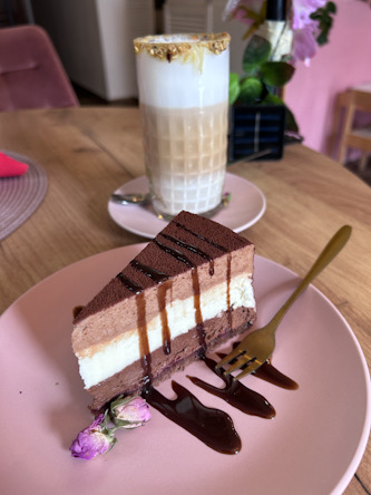 Kuchen und Latte Macchiato