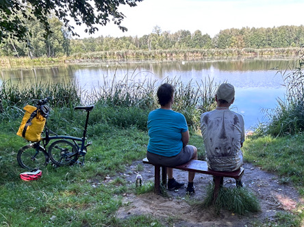 Radler blicken auf See am Jagdschloss Promnitz