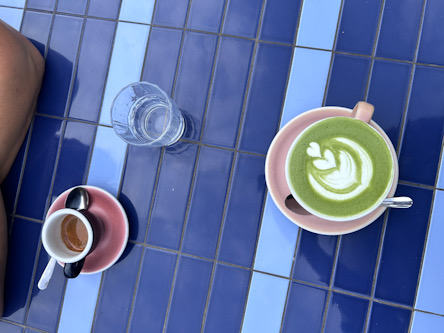 Frühstück im Kalej: Espresse und Matcha-Cappuccino