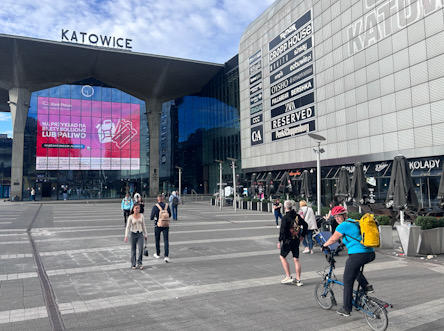 Katowice: Bahnhof und Einkaufszentrum