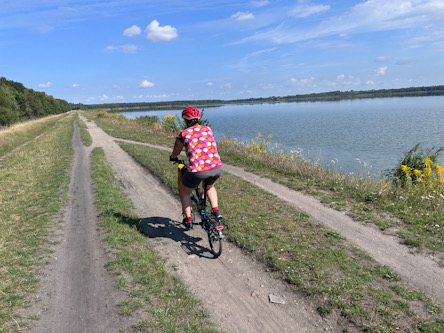 Radweg am Ufer von Świerklaniec